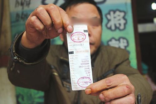 男子称烟头弹中警察遭打&nbsp;当事民警:他醉酒胡说(图1)