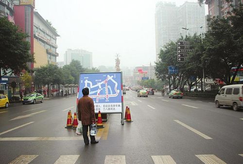 自贡6个交通节点改造交通管制首日未现拥堵(图1)
