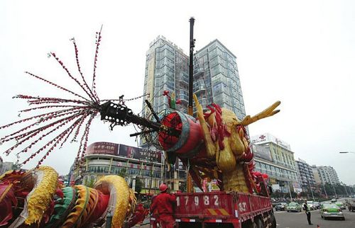 自贡地标建筑龙抱柱被拆除 将在异地重建(图)(图2) 自贡地标建筑龙抱柱被拆除 将在异地重建(图)(图2)