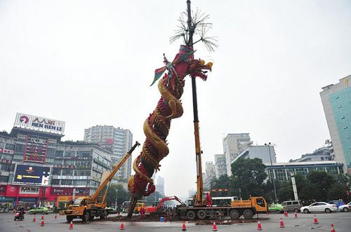 自贡地标建筑龙抱柱被拆除 将在异地重建(图)(图1) 自贡地标建筑龙抱柱被拆除 将在异地重建(图)(图1)