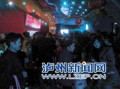 老师发券"邀请"看电影?家长学生挤爆影城(图1) 老师发券"邀请"看电影?家长学生挤爆影城(图1)
