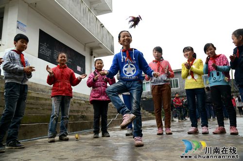 泸州叙永：小小鸡毛毽踢出大健康(图2)