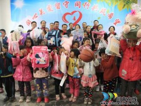 泸州纳溪举行留守学生圆梦“1+1”公益活动(图1)