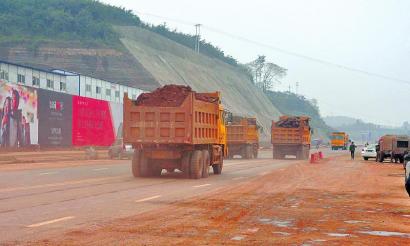 10秒一辆渣土车&nbsp;内江北环路真够“呛”(图1)