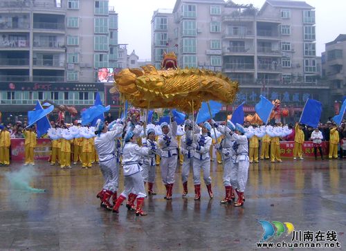 留宾乡：女子龙灯队舞出别样精彩(图1)