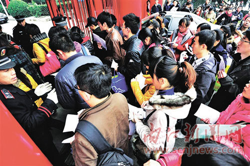 "范进"式考生&nbsp;不必都挤"独木桥"抓紧青春去创业(图1)