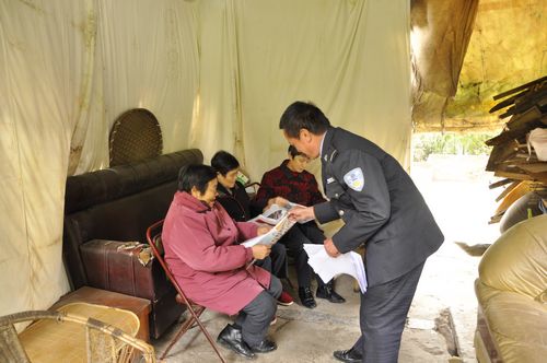 自贡都市周刊:保安爱上写日记&nbsp;12年写下10万字(图3)