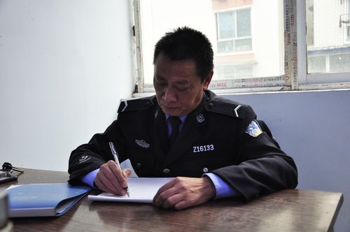 自贡都市周刊:保安爱上写日记&nbsp;12年写下10万字(图1)