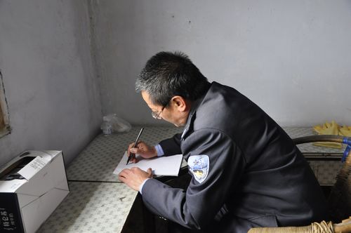 自贡都市周刊:保安爱上写日记&nbsp;12年写下10万字(图5)