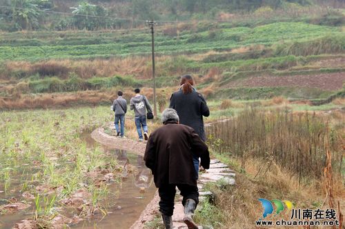 泸医附院爱心人士 走基层“触摸群众脉搏”(图3) 泸医附院爱心人士 走基层“触摸群众脉搏”(图3)