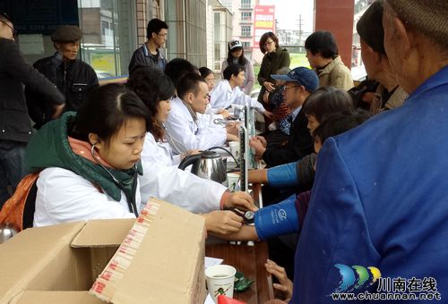 泸医附院爱心人士 走基层“触摸群众脉搏”(图2) 泸医附院爱心人士 走基层“触摸群众脉搏”(图2)