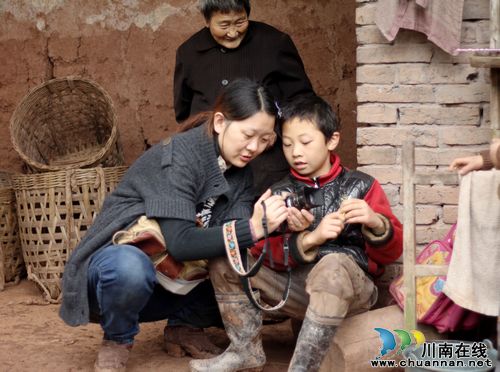 泸医附院爱心人士 走基层“触摸群众脉搏”(图4) 泸医附院爱心人士 走基层“触摸群众脉搏”(图4)