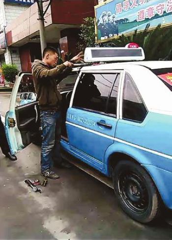 记者调查隆昌出租车顶灯经营权&nbsp;谁说了算？(图2)