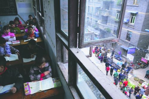 荣县一菜市占道7年噪音大&nbsp;旁边老师上课基本靠吼(图1)