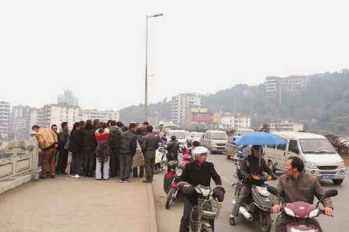 路过老人没拉住&nbsp;宜宾男子跳下岷江桥失踪(图1)