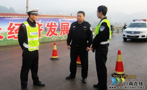 川南大雾封路 叙永交警护航(图2) 川南大雾封路 叙永交警护航(图2)