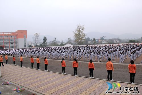 泸县建校深入推进大课间体育活动精彩纷呈(图1)