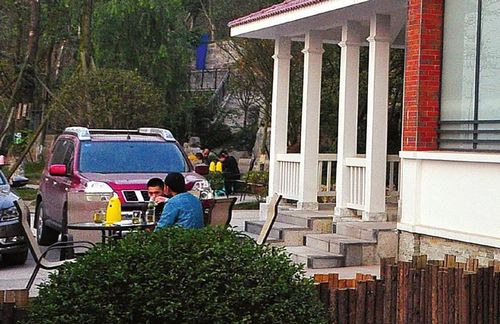 开建一年未开放&nbsp;内江一星级公厕变“茶楼”？(图1)
