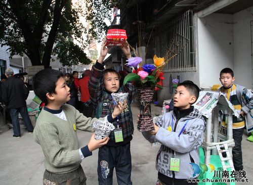 泸州:社区小“摊点”倡导大环保(图2) 泸州:社区小“摊点”倡导大环保(图2)