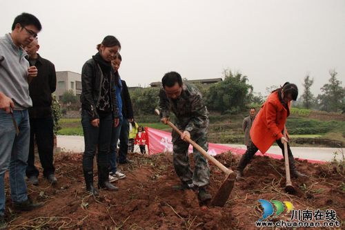 方洞镇：青年干部参加“下乡”挖红薯助农活动(图2)