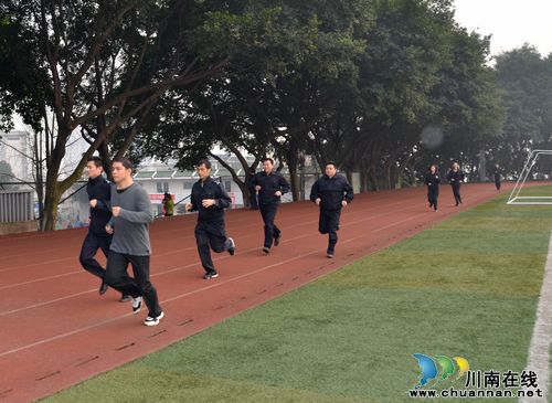 长航公安泸州分局：开展实弹射击考核和体能测试(图2)