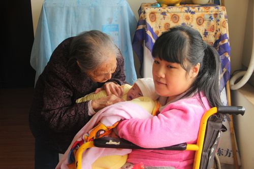 自贡脑瘫妈妈冒死剖宫产女(图1)