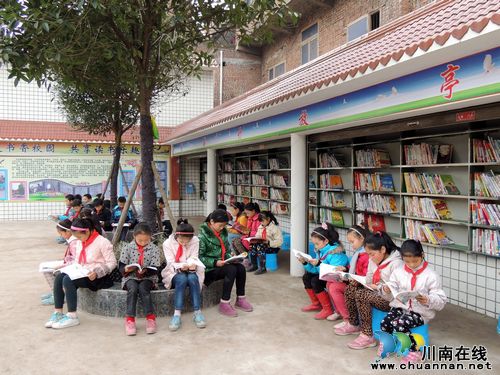 泸州叙永：“图书开放亭”倍受学生青睐(图1)