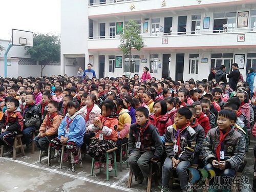 立石镇：“12·4”法制宣传进校园(图1)