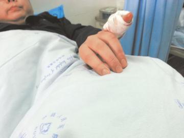 泸县一醉酒男带母看病&nbsp;持刀砍伤两医生(图1)