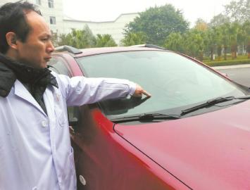 泸县一醉酒男带母看病&nbsp;持刀砍伤两医生(图2)