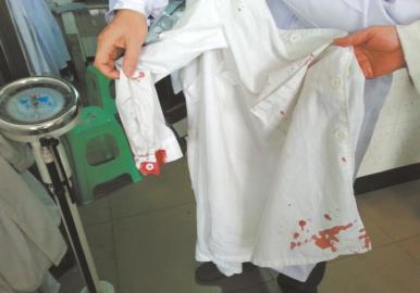 泸县一醉酒男带母看病&nbsp;持刀砍伤两医生(图3)