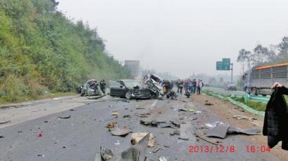 成自泸高速发生惨烈车祸&nbsp;致8死26伤(图1)