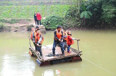 泸州合江摆渡叔叔&nbsp;油桶筏送13名学生过河(图2)