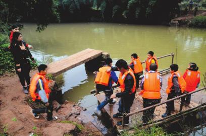 泸州合江摆渡叔叔&nbsp;油桶筏送13名学生过河(图1)