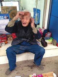 内江“网络红人”潘老头有点牛&nbsp;大冬天打光胴胴(图1)