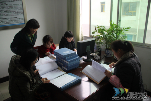 合江县开展2013年度社区矫正档案评查活动(图1)