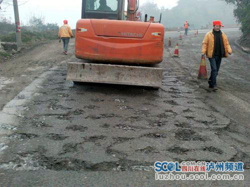 泸州市加快破损路面整治&nbsp;确保明年春运畅通(图1)