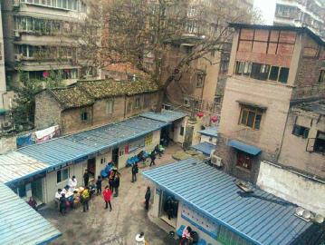 隔热板搭起诊室&nbsp;泸州某医院涉嫌违建(图1)