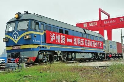 全国唯一&nbsp;列车直接开进内河港口(图1)