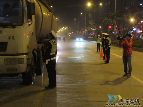 泸州公安交警开展酒驾和工程运输车交通违法行为整治(图1)