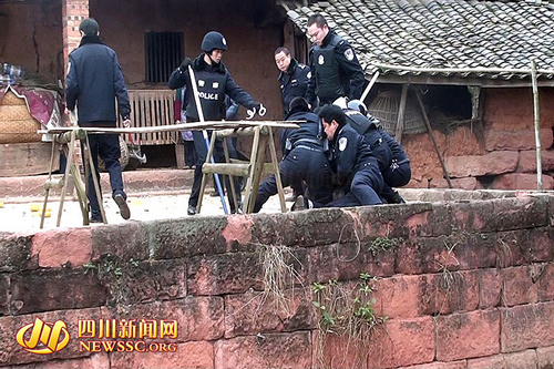 宜宾男子枪击钓鱼者头部&nbsp;向警察泼硫酸拒捕(图5)