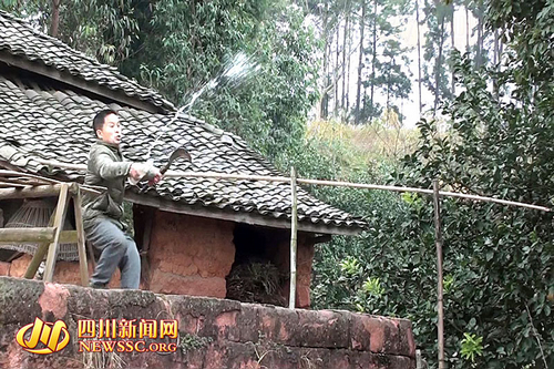 宜宾男子枪击钓鱼者头部&nbsp;向警察泼硫酸拒捕(图2)