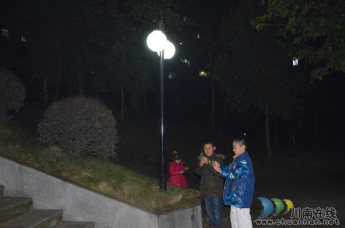 华阳街道：阳光花园小区实施“光亮工程”惠及群众(图1)