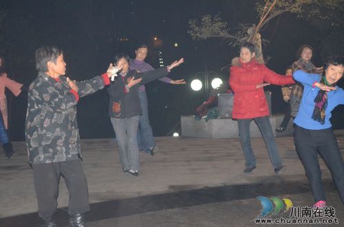 华阳街道：阳光花园小区实施“光亮工程”惠及群众(图2)