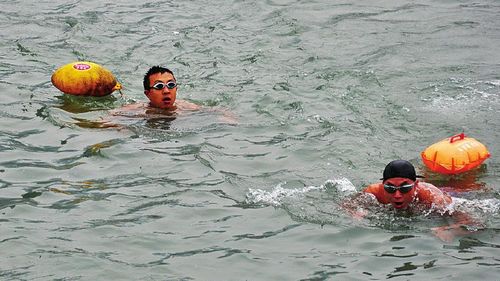 冬泳者卷向货船&nbsp;队友救起船底逃生(图2)