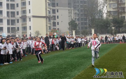 泸州十八中举行冬季运动会(图2) 泸州十八中举行冬季运动会(图2)