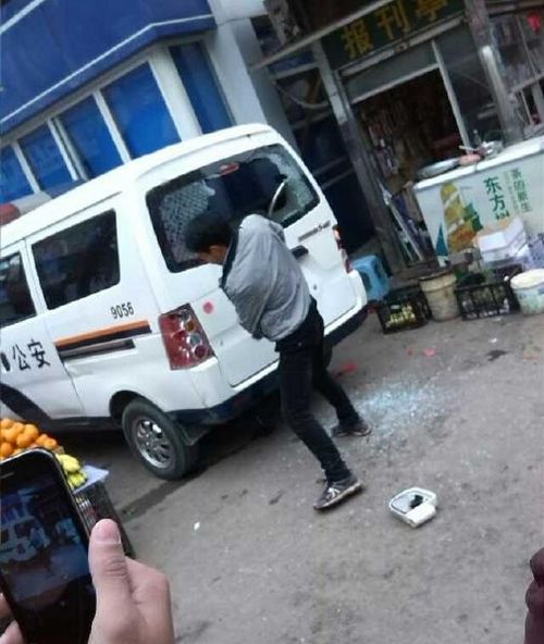 泸州古蔺一“武疯子”刀砍警车 翻进警亭袭警(图2) 泸州古蔺一“武疯子”刀砍警车 翻进警亭袭警(图2)