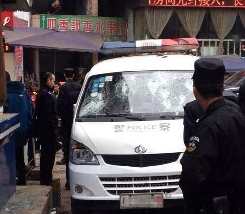 泸州古蔺一“武疯子”刀砍警车 翻进警亭袭警(图1) 泸州古蔺一“武疯子”刀砍警车 翻进警亭袭警(图1)