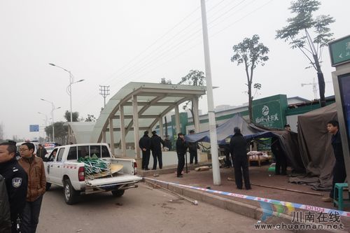 张坝：多部门联合整治占道经营(图2)