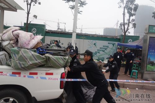 张坝：多部门联合整治占道经营(图1)